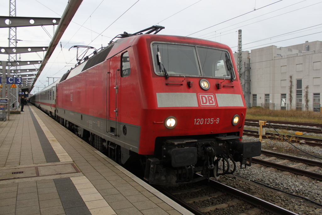 120 135-9 mit IC2303(Rostock-Mnchen)kurz vor der Ausfahrt im Rostocker Hbf.20.12.2015