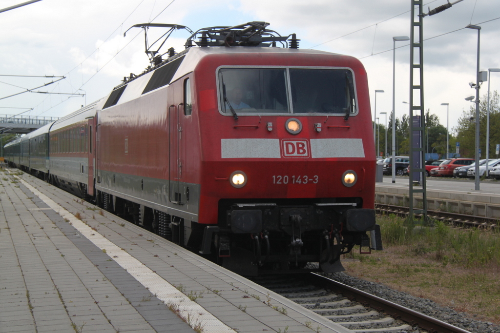 120 143-3 mit EC 178(Prag-Warnemnde)bei der Durchfahrt in Warnemnde Werft.30.05.2015