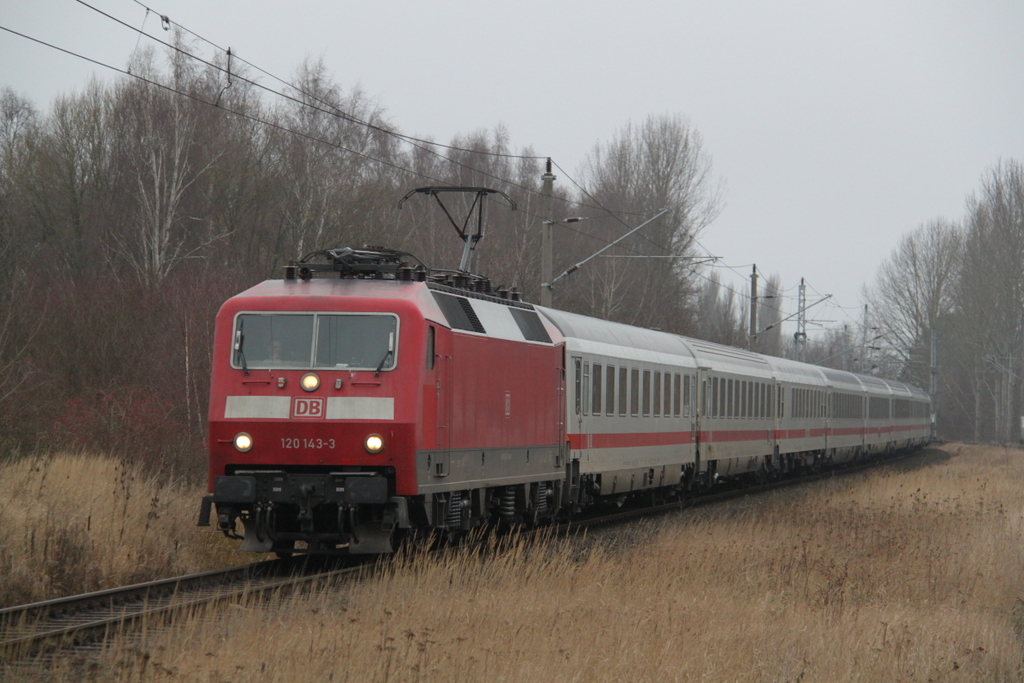 120 143-3 mit IC 2301(Warnemnde-Mnchen)bei der Durchfahrt im Haltepunkt Rostock-Lichtenhagen.21.01.2017