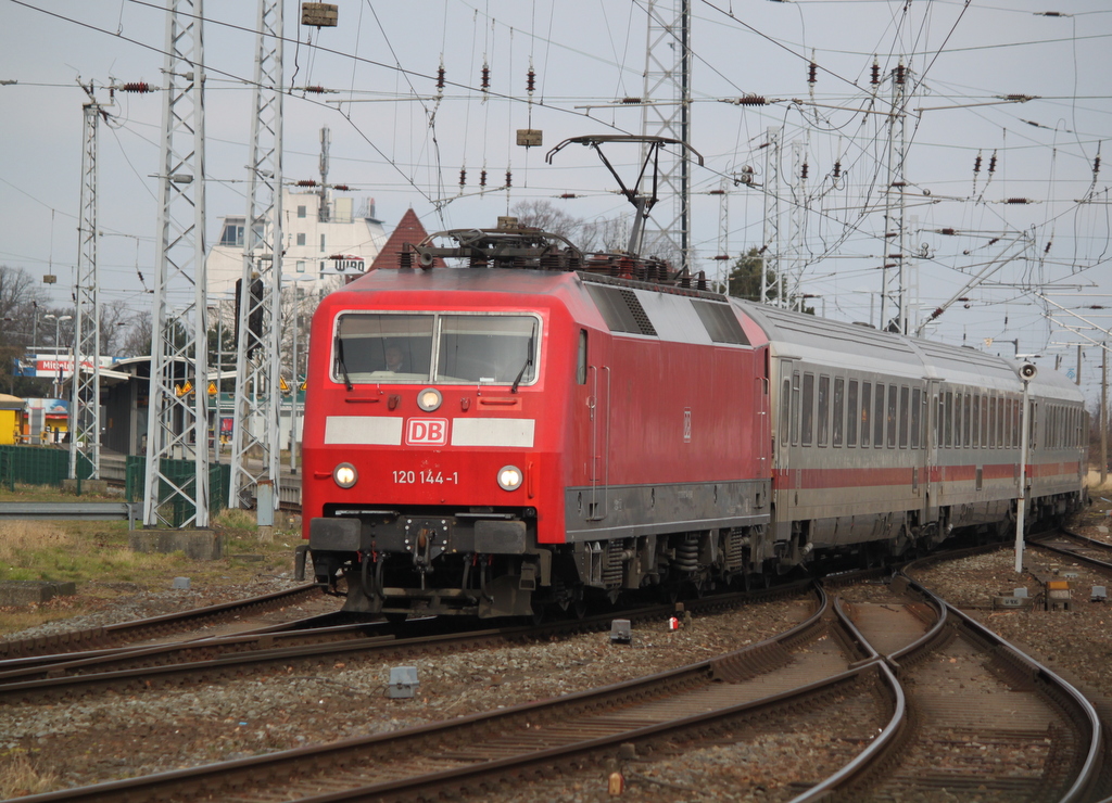 120 144-1 mit IC 2301(Warnem�nde-M�nchen)bei der Ausfahrt in Warnem�nde.12.03.2017