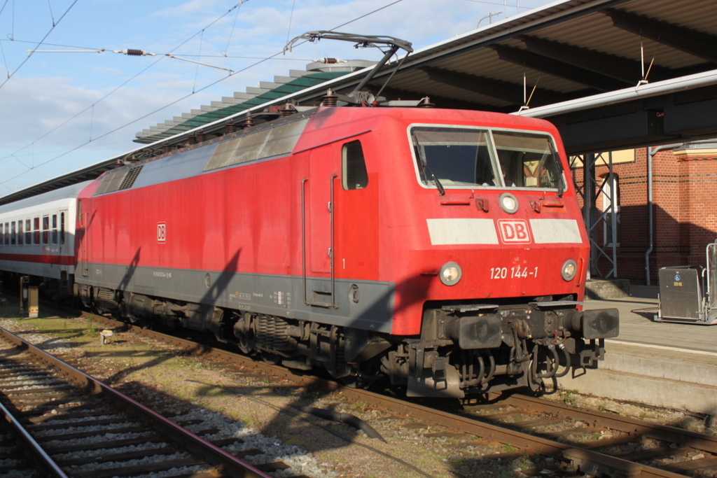 120 144 mit IC 2182(Hamburg-Stralsund)kurz vor der Ausfahrt im Rostocker Hbf.10.11.2019