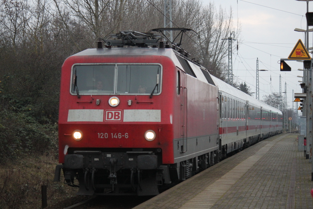 120 146-6 mit IC 2239 Warnemnde-Leipzig bei der Durchfahrt um 13:56 Uhr im Haltepunkt Rostock-Bramow.01.01.2014