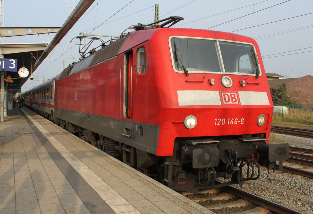 120 146-6 mit IC 2373(Rostock-Karlsruhe)kurz vor der Ausfahrt im Rostocker Hbf.31.10.2015