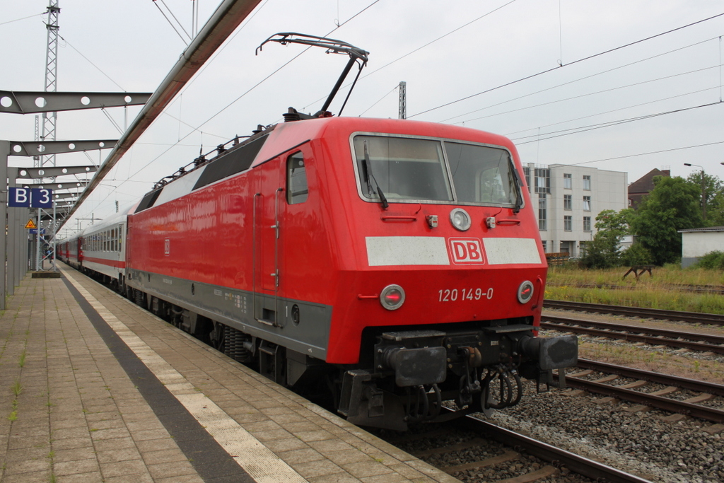 120 149-0 mit IC 2212(Koblenz-Binz)kurz nach der Ankunft im Rostocker Hbf.17.06.2016