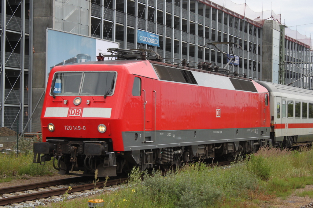 120 149-0 mit IC2301(Warnemünde-München)bei der Durchfahrt im Haltepunkt Warnemünde-Werft.25.06.2017