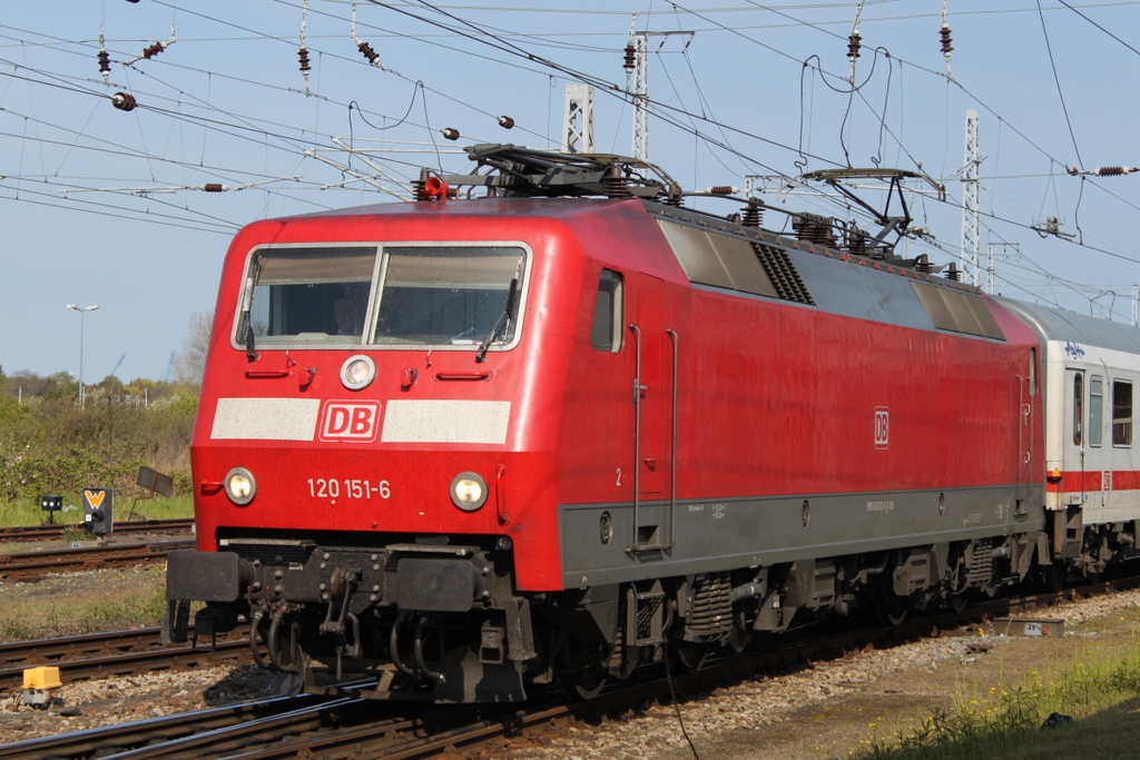 120 151-6 mit IC 2184(Hannover-Binz)bei der Ausfahrt im Rostocker Hbf.06.05.2016