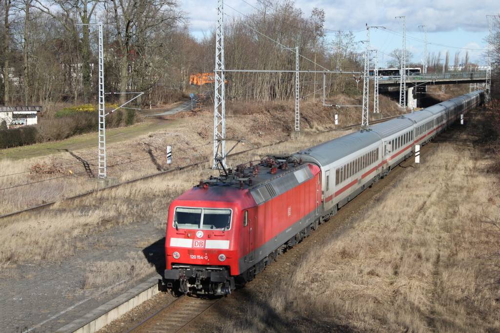 120 154-0 mit IC 2212(Koblenz-Binz)bei der Durchfahrt im Haltepunkt Rostock-Kassebohm.24.02.2017