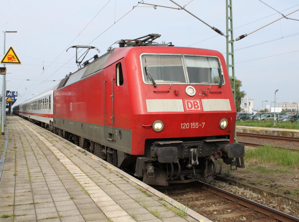 120 155-7 mit IC 2409 von Warnemnde nach Dsseldorf kurz vor der Ausfahrt im Bahnhof Warnemnde.13.09.2015