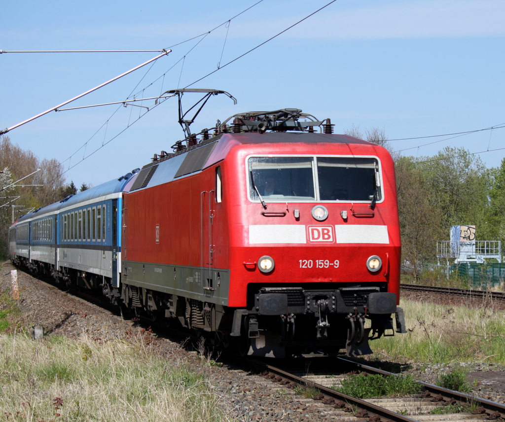 120 159-9 mit EC 179(Warnemnde-Prag)bei der Durchfahrt am 03.05.2015 im Haltepunkt Rostock Ltten-Klein