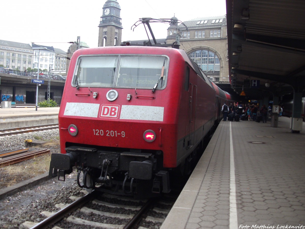 120 201-9 im Bahnhof Hamburg Hbf & eine Std sp�ter fuhr der zug als RE1 nach Rostock Hbf zur�ck am 31.8.13