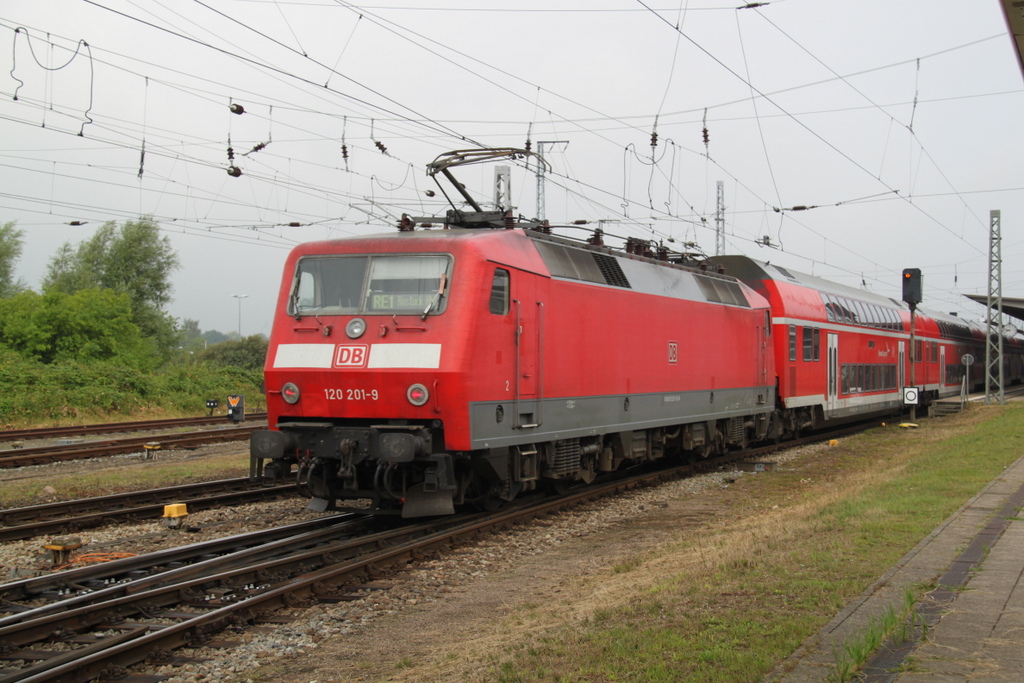 120 201-9 mit RE 4305(Hamburg-Rostock)bei der Einfahrt im Rostocker Hbf.29.07.2016