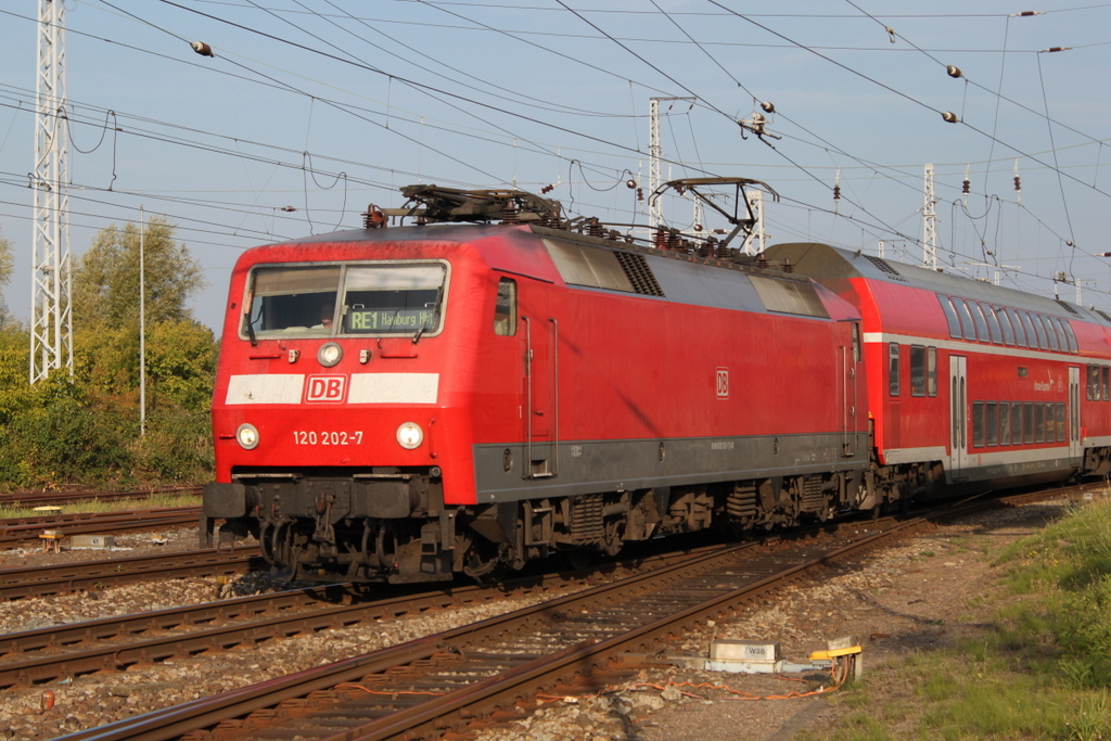 120 202-7 mit RE 4306(Rostock-Hamburg)bei der Ausfahrt im Rostocker Hbf.25.09.2016
