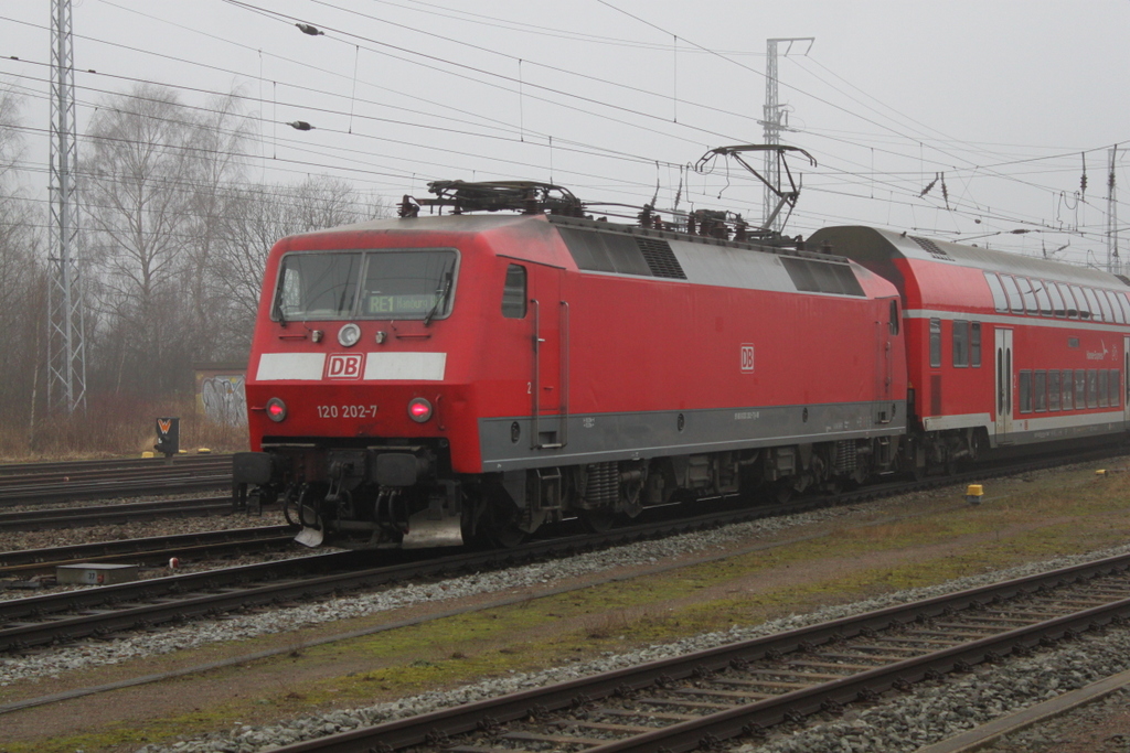 120 202-7 mit RE 4308(Rostock-Hamburg)bei der Bereitstellung im Rostocker Hbf.04.02.2017