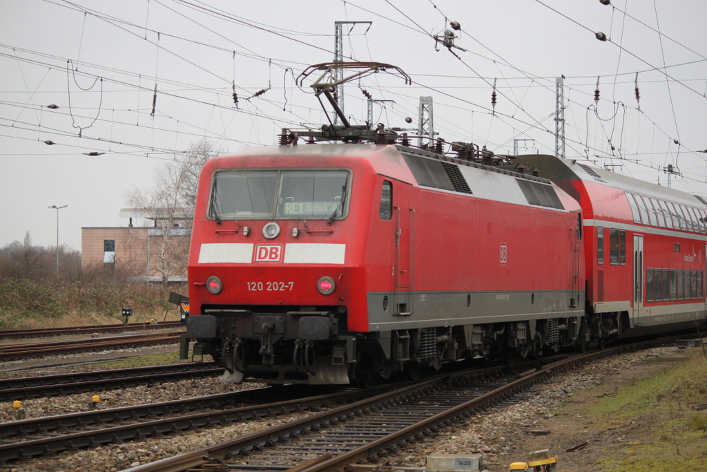 120 202-7 mit RE 4309(Hamburg-Rostock)bei der Einfahrt im Rostocker Hbf.05.02.2016