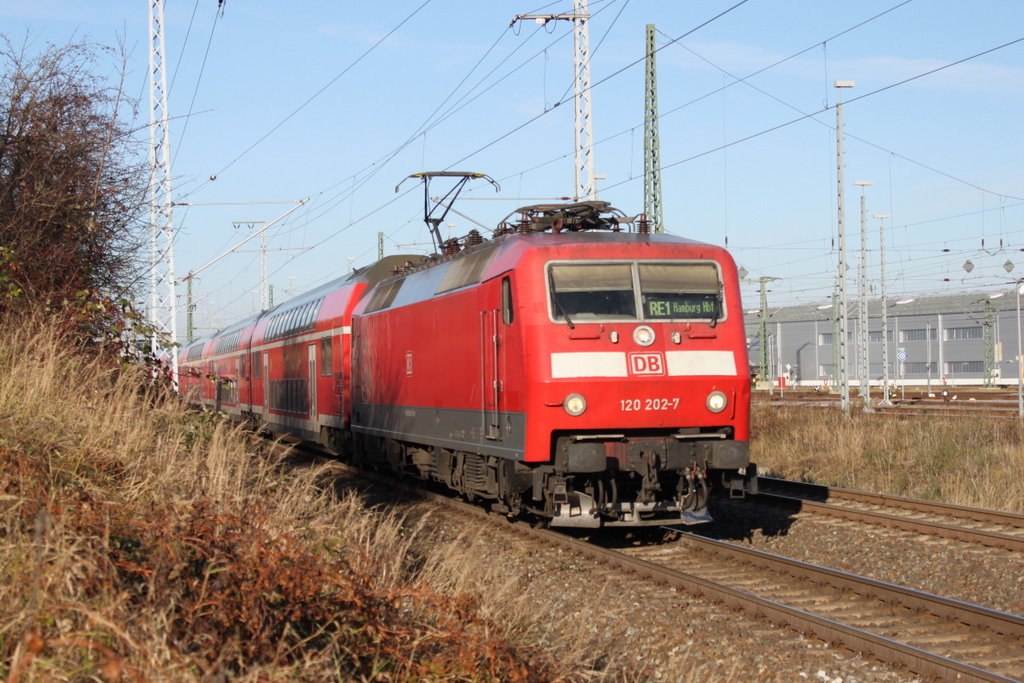 120 202-7 mit RE4310(Rostock-Hamburg)bei der Ausfahrt im Rostocker Hbf.13.11.2016