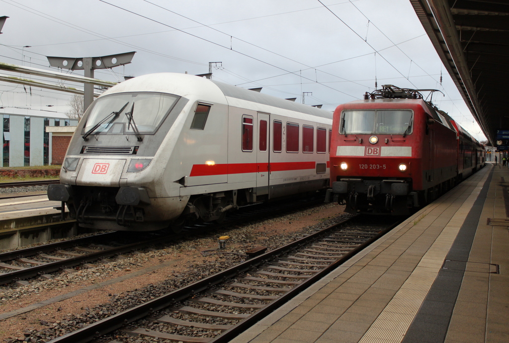 120 203-5 mit RE 4310(Rostock-Hamburg)kurz vor der Ausfahrt im Rostocker Hbf neben an stand IC 2212 von Koblenz nach Ostseebad Binz.20.11.2015