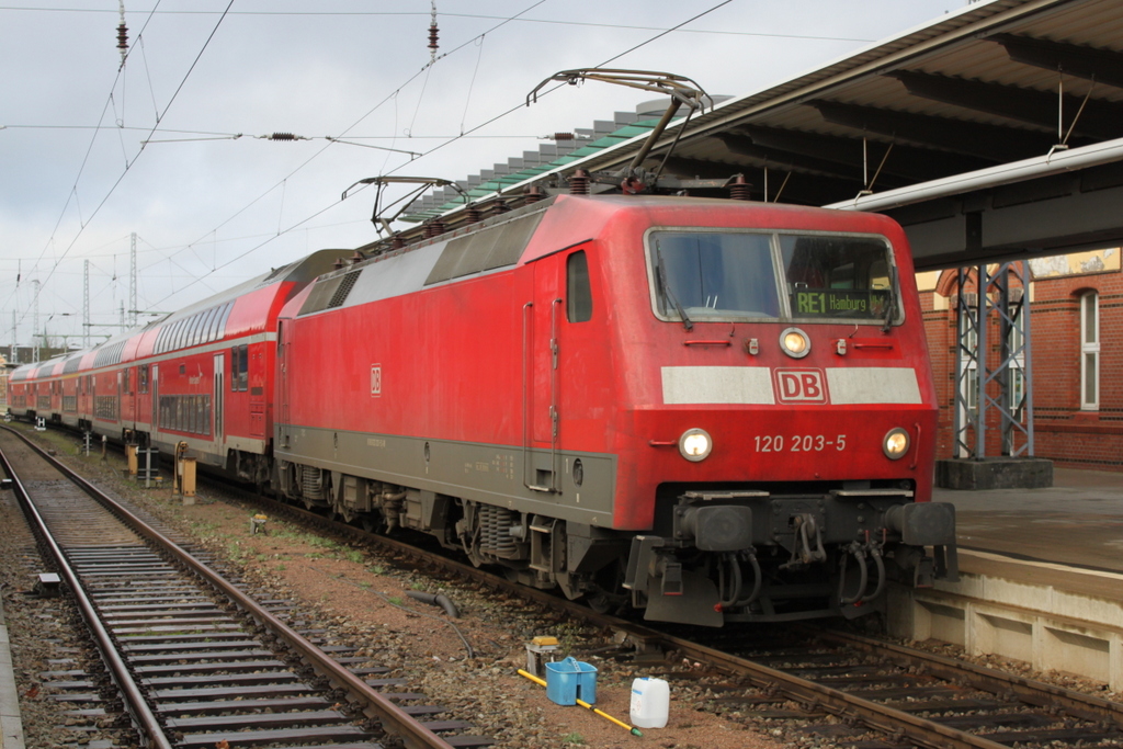 120 203-5 mit RE 4310(Rostock-Hamburg)kurz vor der Ausfahrt im Rostocker Hbf.22.11.2015