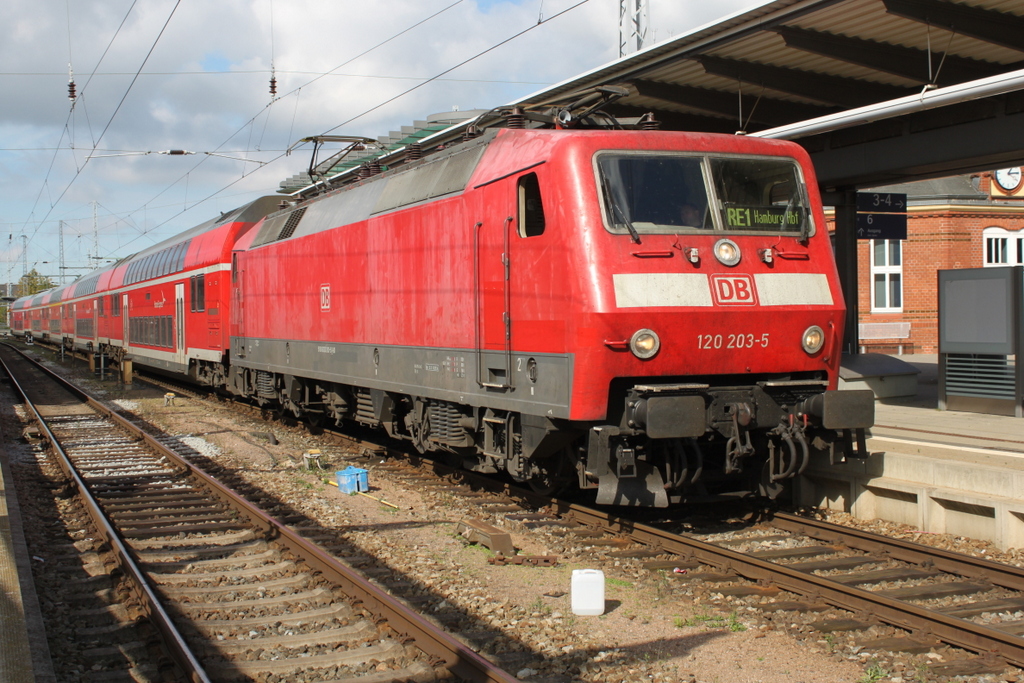 120 203-5 mit RE 4310(Rostock-Hamburg)kurz vor der Ausfahrt im Rostocker Hbf.22.09.2017