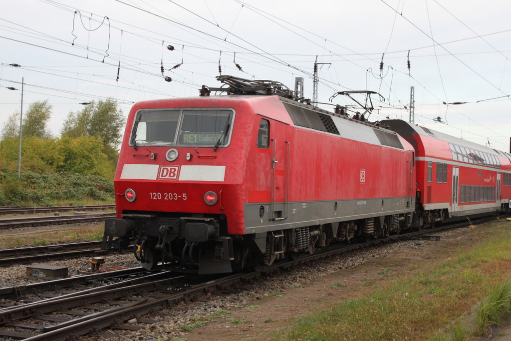 120 203-5 mit RE4306(Rostock-Hamburg)im Rostocker Hbf.01.10.2016