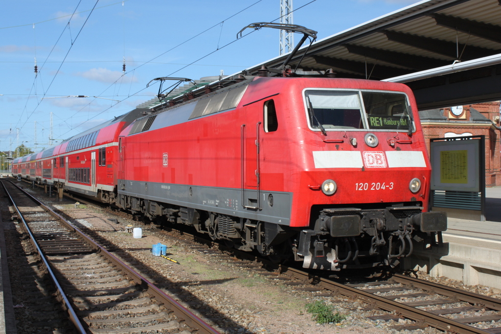 120 204-3 mit RE4310(Rostock-Hamburg)kurz vor der Ausfahrt im Rostocker Hbf.28.09.2018