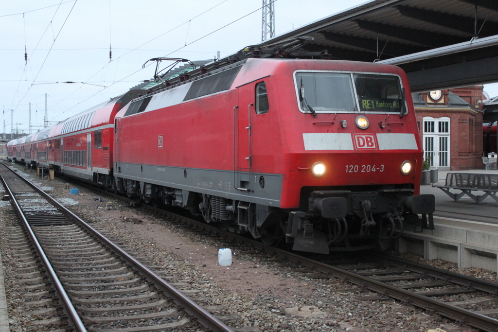 120 204 mit RE 4306(Rostock-Hamburg)kurz vor der Ausfahrt im Rostocker Hbf.04.12.2016