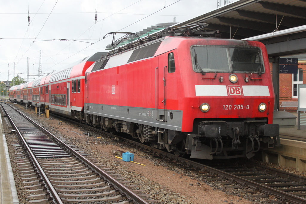 120 205-0 mit RE 4306(Rostock-Hamburg)kurz vor der Ausfahrt im Rostocker Hbf.09.07.2016