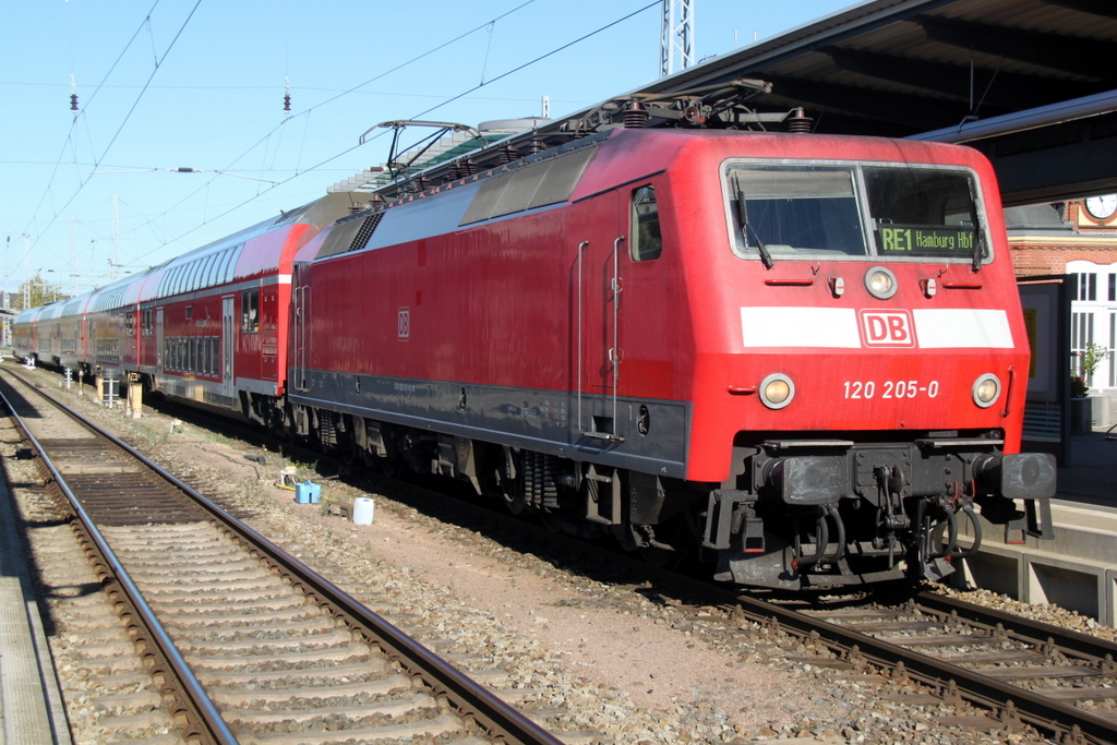 120 205-0 mit RE 4308(Rostock-Hamburg)kurz vor der Ausfahrt im Rostocker Hbf.11.10.2015