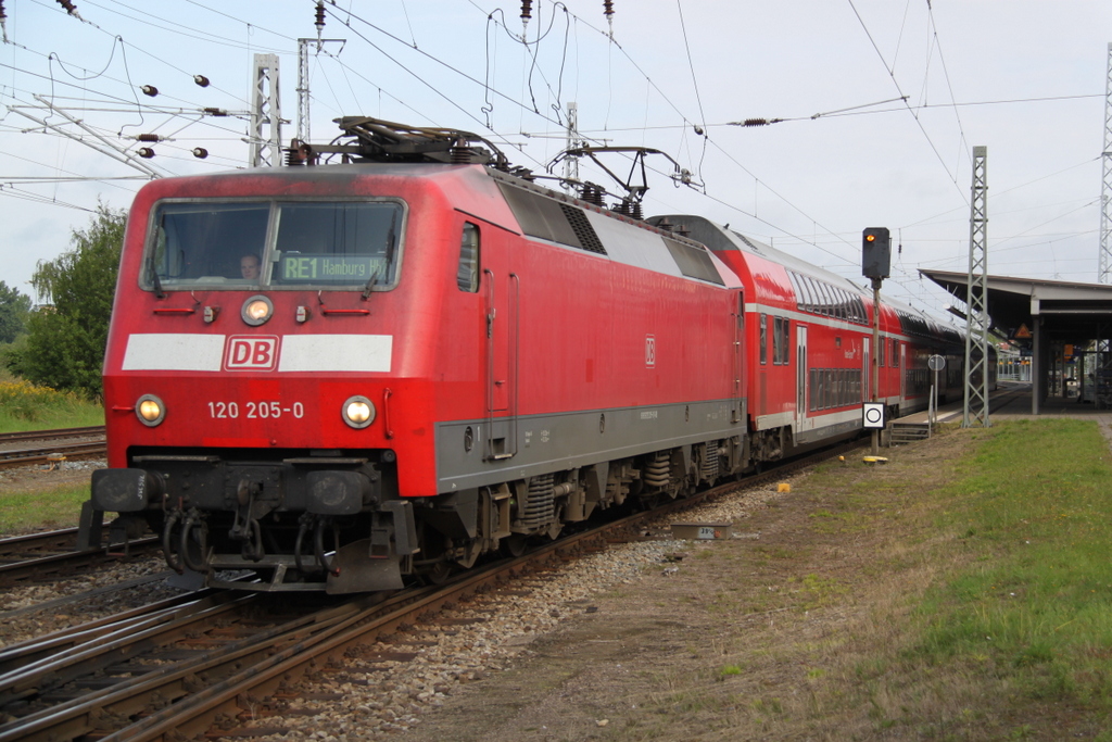 120 205 mit RE 4306(Rostock-Hamburg)bei der Ausfahrt im Rostocker Hbf.13.08.2016