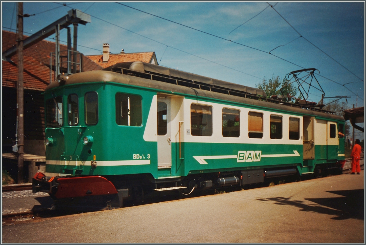 120 Jahre BAM, ein Grund im Archiv zu stbern und dieses Bild zu zeigen: Der BDe 4/4 N 3 steht an fast der selben Stelle wie der BCFe 4/4 N2 auf dem Bild ID 460342.  AB(heute  Fotogarfierts Analogbild vom Mai 1993