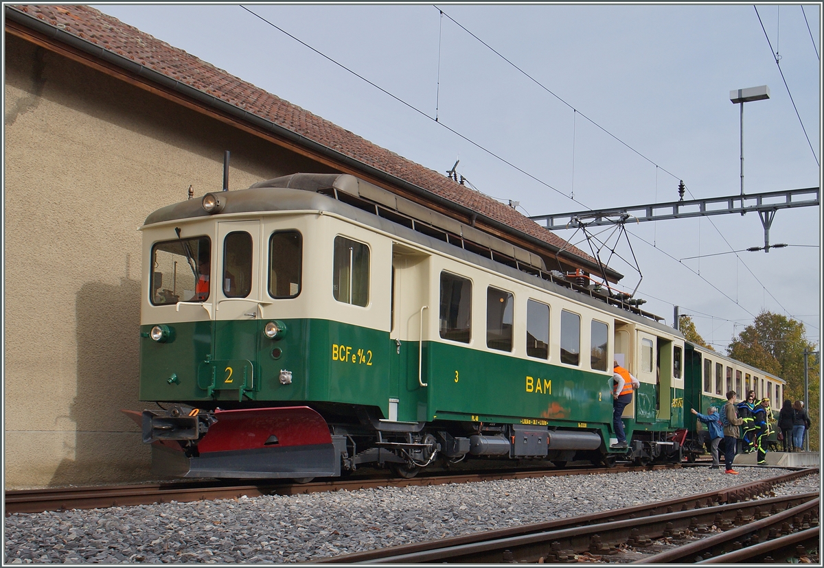 120 Jahren BAM MBC: Der historische BCFe 4/4 N 2 und sein AB bernahmen zum 120.BAM Jubilmsfest die Planleistungen auf der Strecke Apples - L'Isle Mont la Ville (sowie zwei Extrazugpaare nach Bire) Trotz des geringen Verkehrsaufkommens in L'Isle Mont la Ville verfgt der Bahnhof ber eine Intrastruktur, welche das Umfahren problemlos erlauben, auch wenn dann die Reisenden nicht direkt am Bahnsteig einsteigen knnen. 24. Okt. 2015