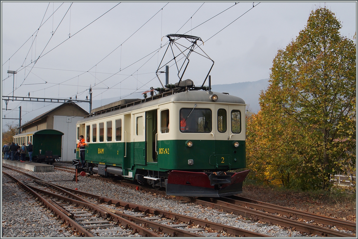 120 Jahren BAM MBC: Der historische BCFe 4/4 N° 2 und sein AB übernahmen zum 120.BAM Jubilämsfest die Planleistungen auf der Strecke Apples - L'Isle Mont la Ville (sowie zwei Extrazugpaare nach Bière) Trotz des geringen Verkehrsaufkommens in L'Isle Mont la Ville verfügt der Bahnhof über eine Intrastruktur, welche das Umfahren problemlos erlauben, auch wenn dann die Reisenden nicht direkt am Bahnsteig einsteigen können.
24. Okt. 2015