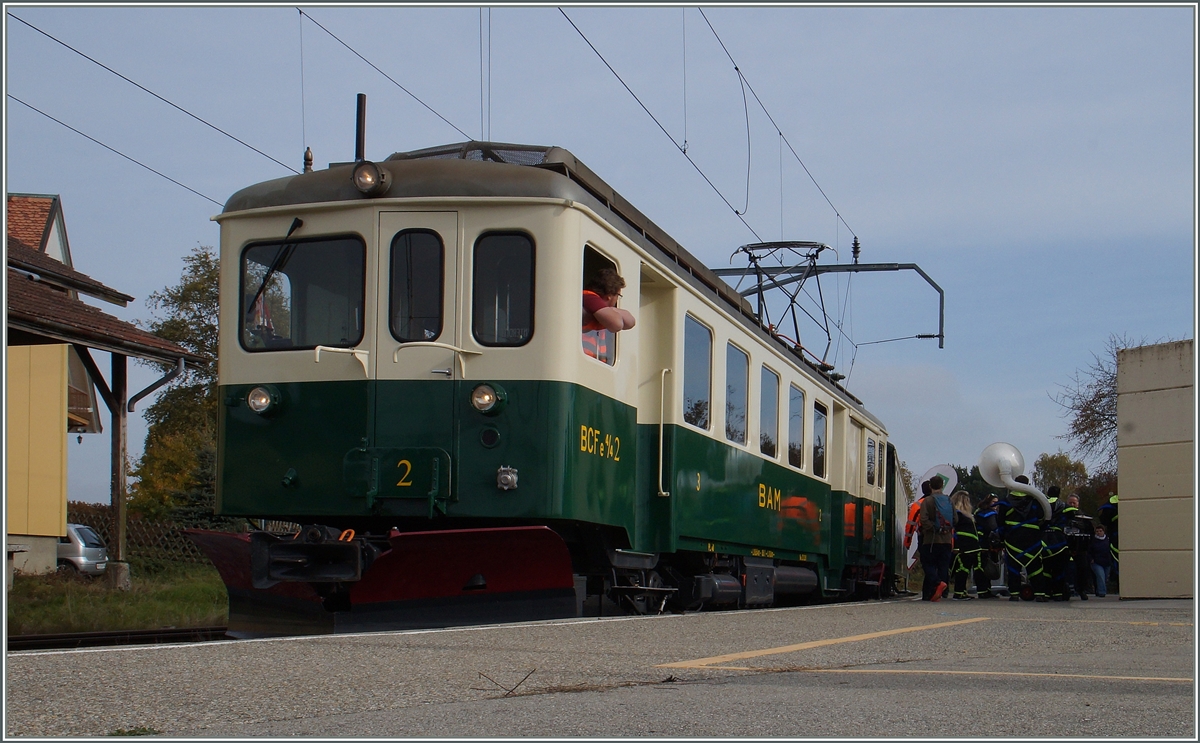 120 Jahres BAM MBC: Der BAM BCFe 4/4 N 2 ist von L'Isle Mont la Ville in Apples eingetroffen und wartet nun auf die Freigabe der Rangierfahrt um seinen AB zu umfahren.
24. Okt. 2015