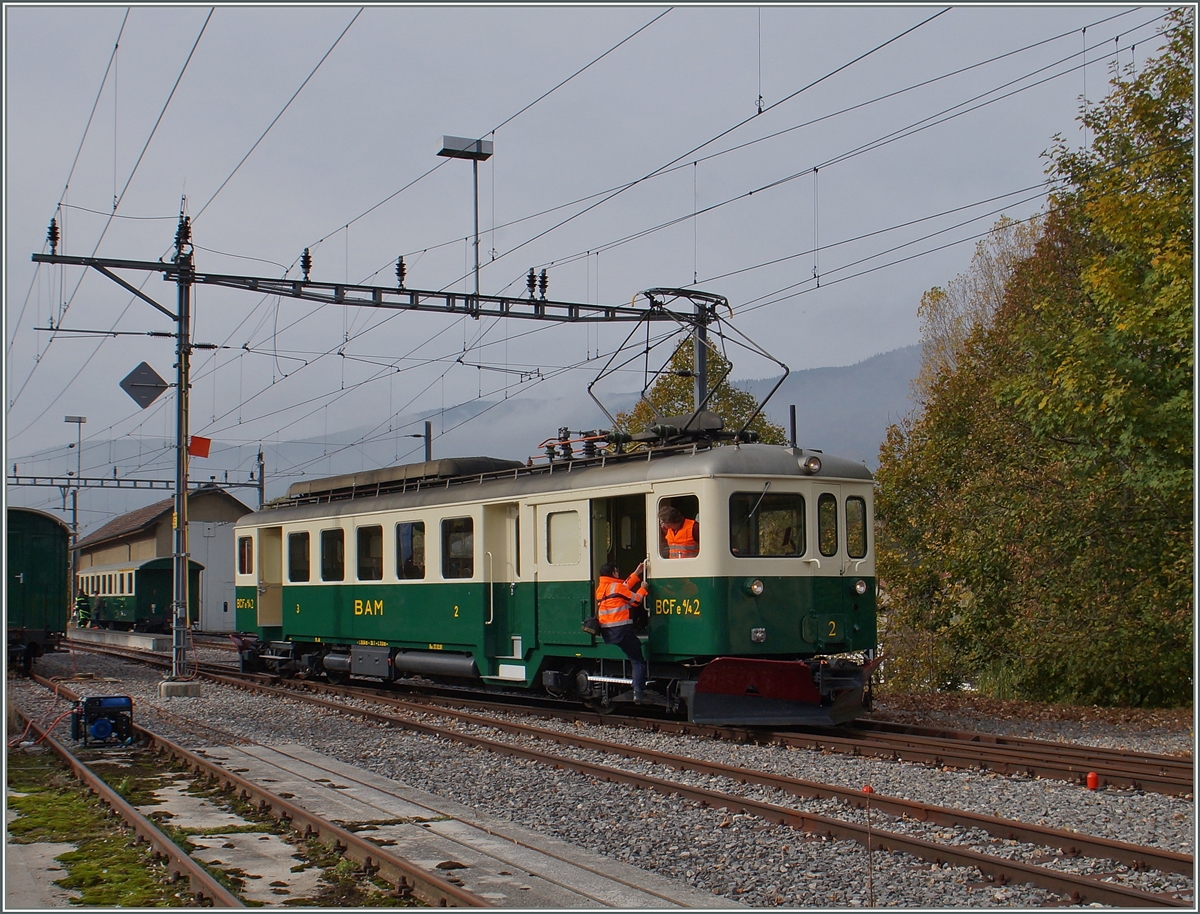 120 Jahres BAM MBC: Der BAM BCFe 4/4 N 2 ist Apples in L'Isle Mont la Ville eingetroffen und umfhrt nun seine Wagen fr die Rckfahrt. 
24. Okt. 2015