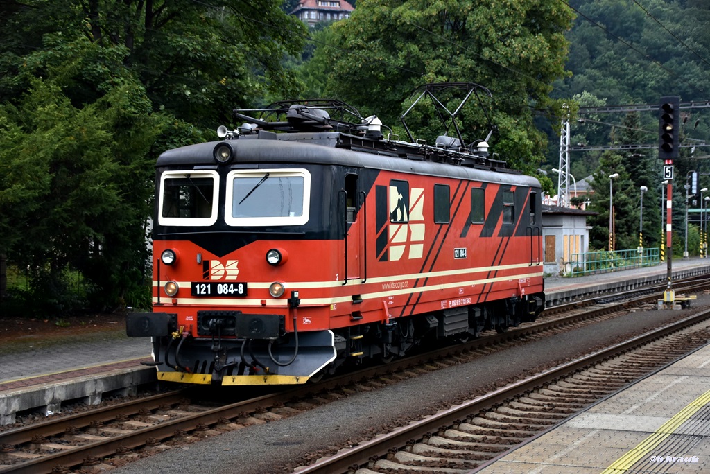 121 084-8 mu�te warten auf weiterfaht im bahnhof decin hl.n. 03.08.17