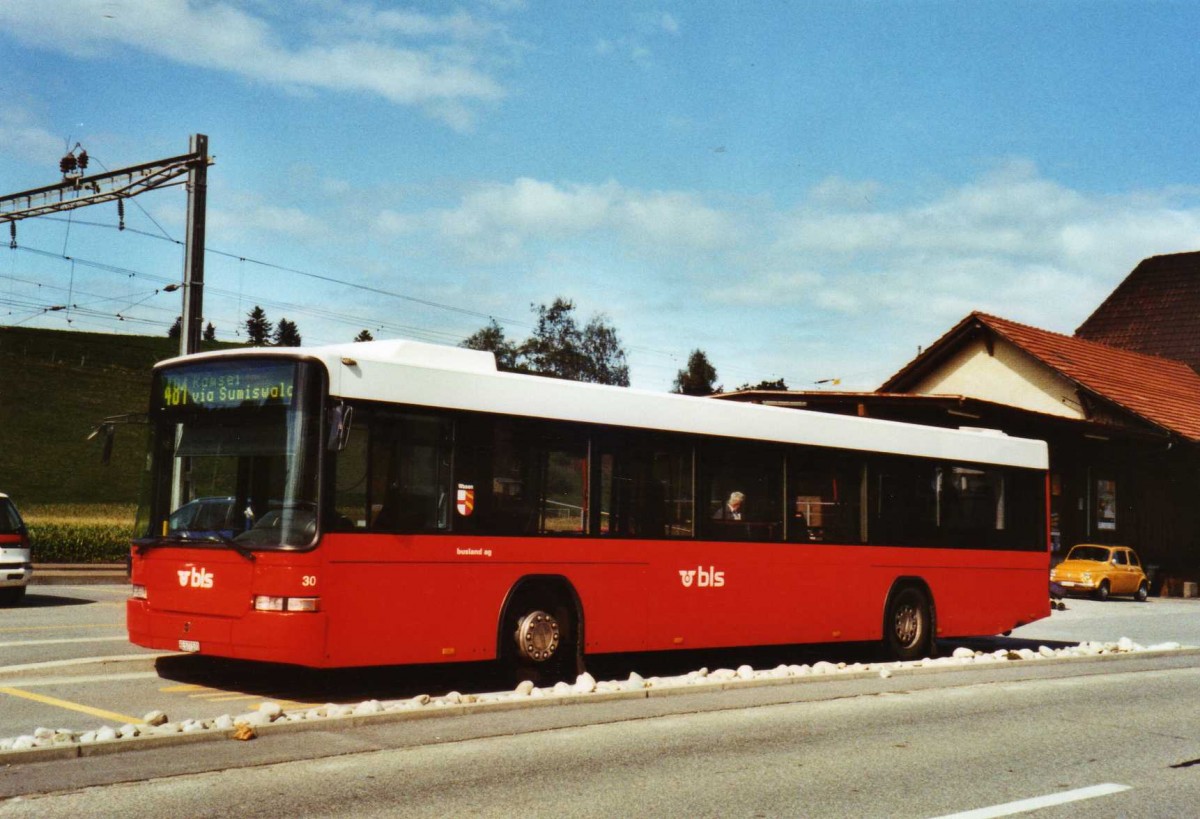 (121'221) - Busland, Burgdorf - Nr. 30/BE 577'570 - Volvo/Hess am 14. September 2009 beim Bahnhof Gr�nen-Sumiswald