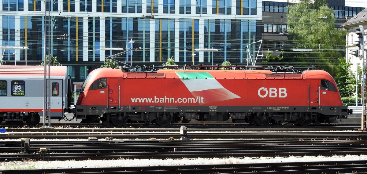 1216 015-8 mit EC in München am 09.06.2019.