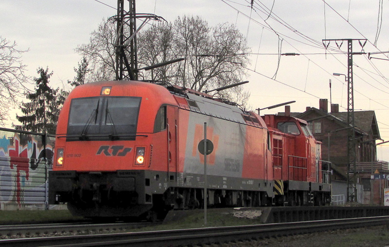 1216 902 und 293 003 der RTS bei der Durchfahrt in Weiterstadt am 01.Mrz.2014