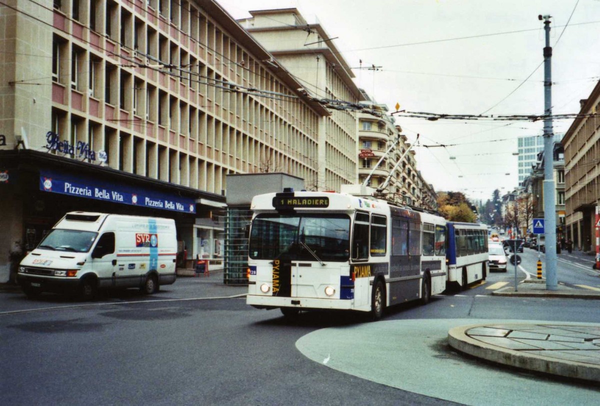 (122'220) - TL Lausanne - Nr. 728 - FBW/Hess Trolleybus am 19. November 2009 beim Bahnhof Lausanne