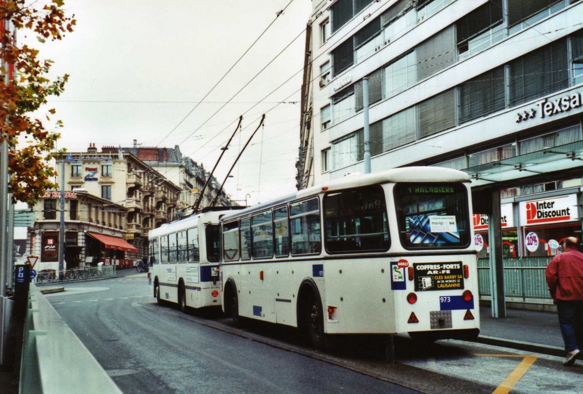 (122'229) - TL Lausanne - Nr. 973 - Rochat/Lauber Personenanh�nger am 19. November 2009 beim Bahnhof Lausanne