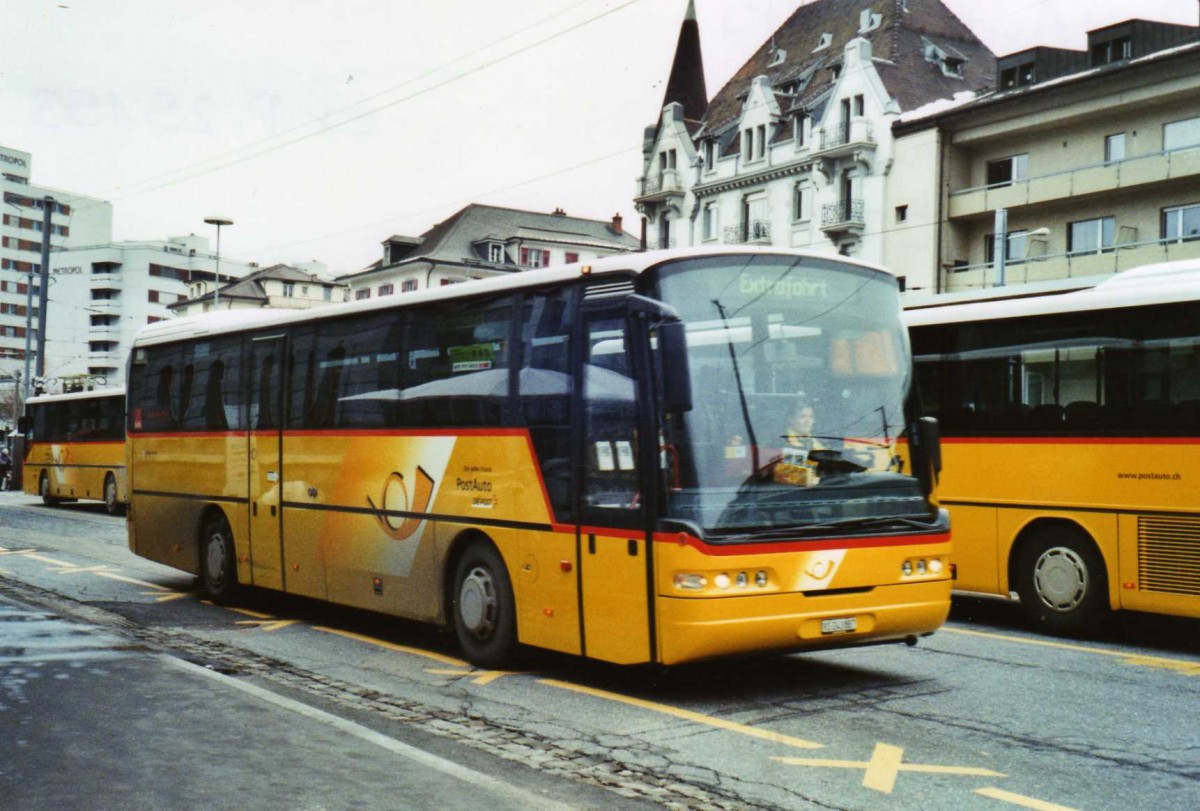 (122'736) - PostAuto Wallis - VS 243'887 - Neoplan (ex P 25'153) am 12. Dezember 2009 beim Bahnhof Brig