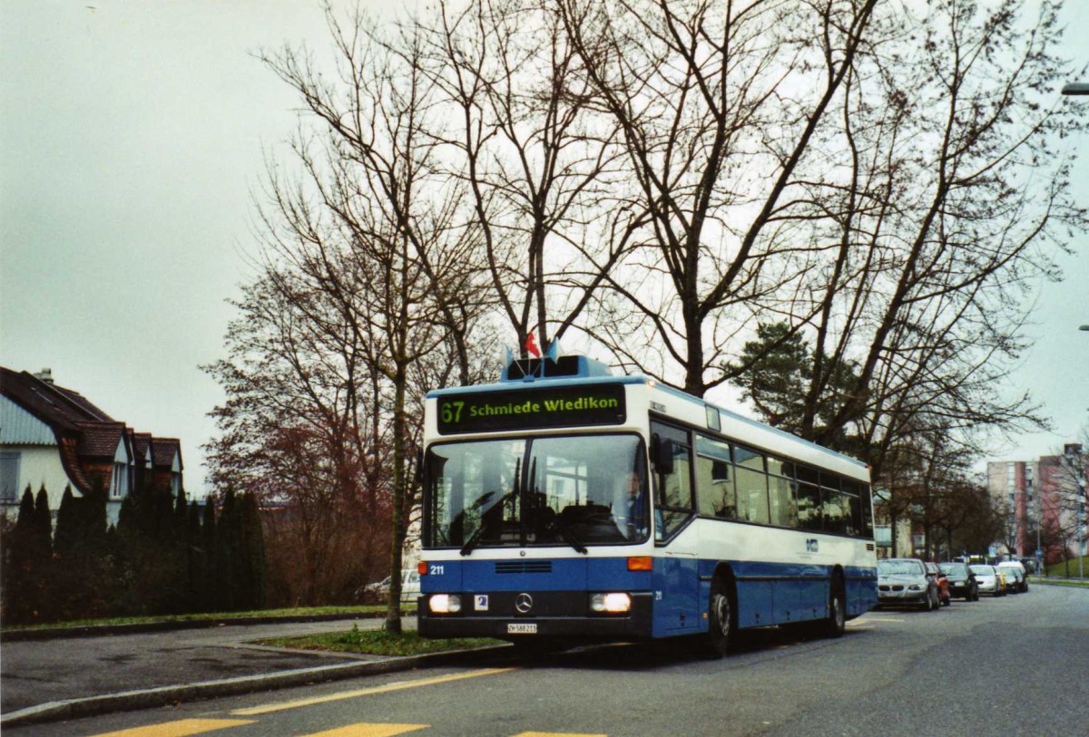 (122'930) - VBZ Z�rich - Nr. 211/ZH 588'211 - Mercedes am 13. Dezember 2009 in Z�rich, Dunkelh�lzli