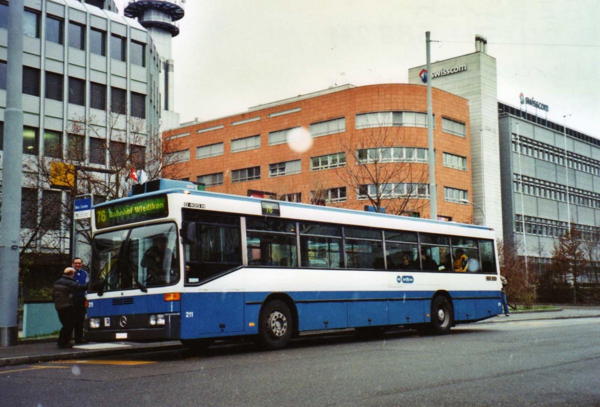 (123'008) - VBZ Z�rich - Nr. 211/ZH 588'211 - Mercedes am 13. Dezember 2009 in Binz, Center