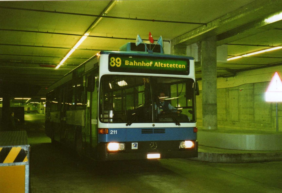 (123'017) - VBZ Z�rich - Nr. 211/ZH 588'211 - Mercedes am 13. Dezember 2009 in Z�rich, Sihlcity