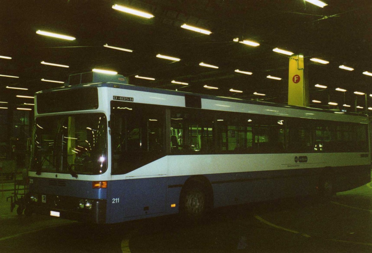 (123'116) - VBZ Z�rich - Nr. 211/ZH 588'211 - Mercedes am 13. Dezember 2009 in Z�rich, Garage Hardau
