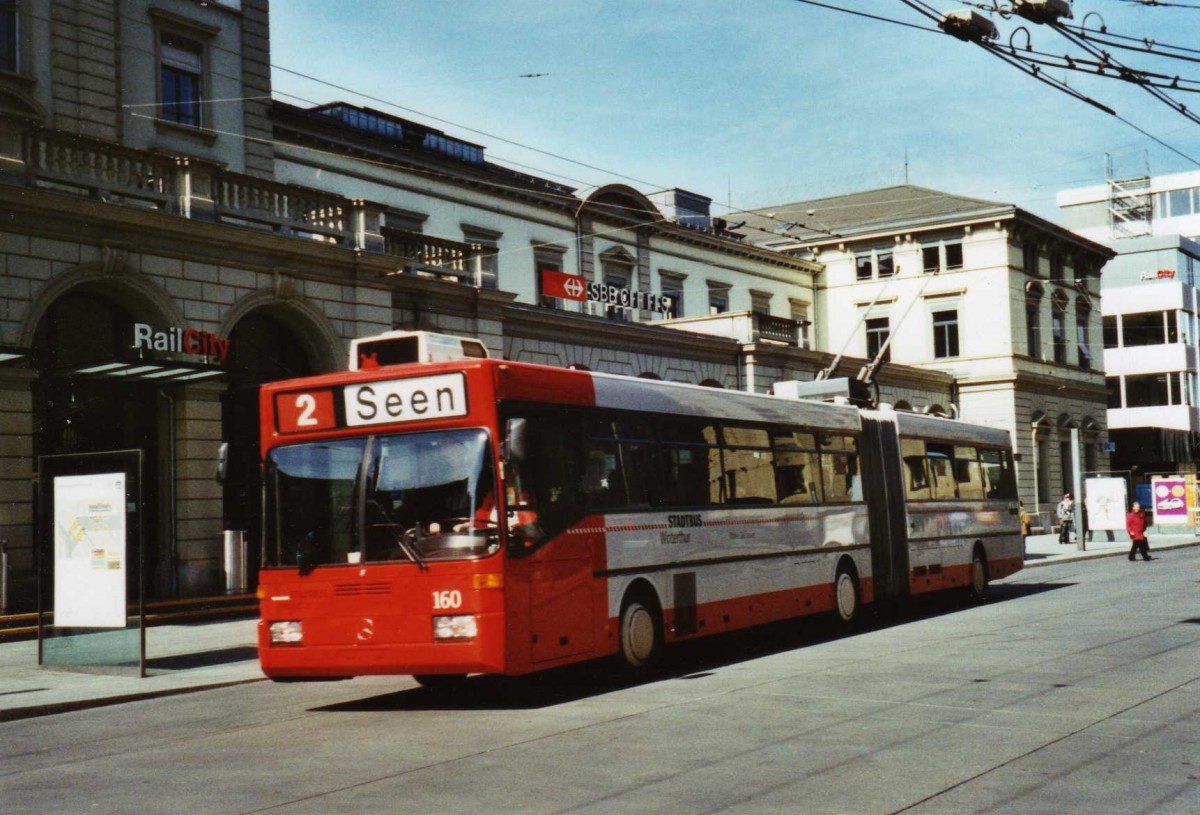 (125'034) - SW Winterthur - Nr. 160 - Mercedes Gelenktrolleybus am 17. M�rz 2010 beim Hauptbahnhof Winterthur