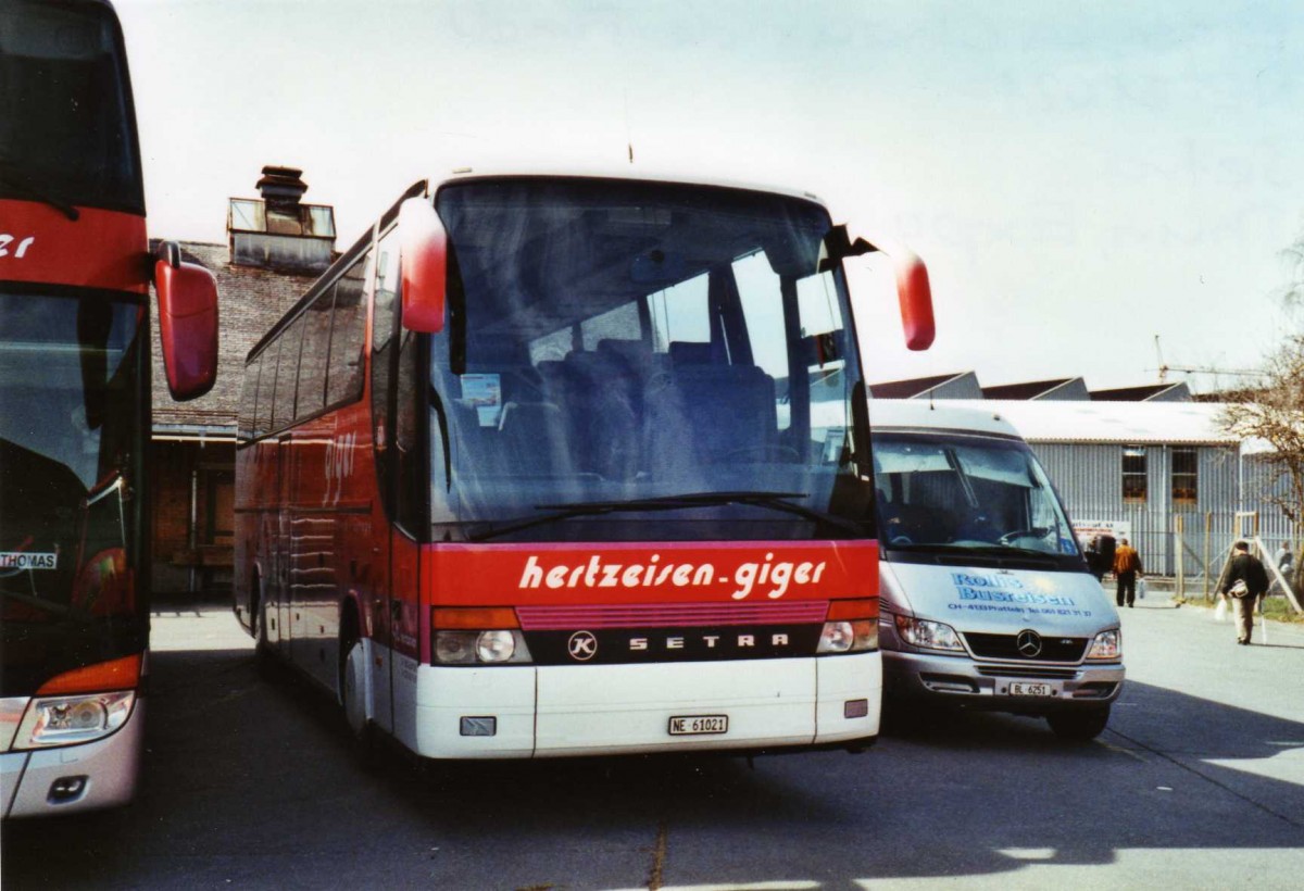 (125'120) - Giger, La Chaux-de-Fonds - NE 61'021 - Setra am 18. M�rz 2010 in Thun, Expo