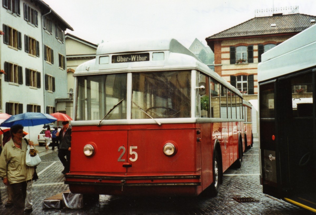 (127'019) - VW Winterthur - Nr. 25 - Saurer/Saurer Trolleybus am 19. Juni 2010 in Winterthur, Marktplatz