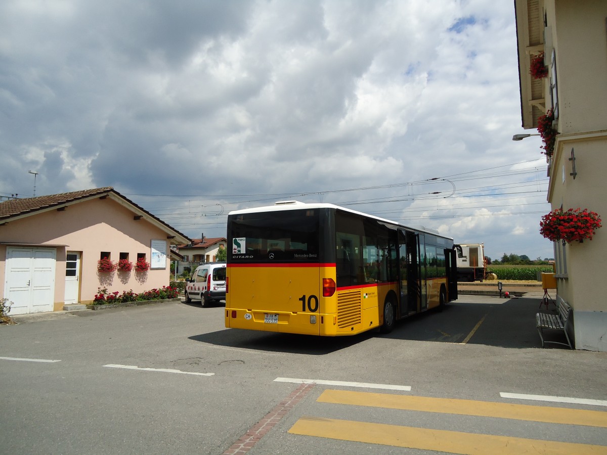 (128'083) - Petter, Lugnorre - Nr. 10/FR 300'535 - Mercedes am 26. Juli 2010 beim Bahnhof Sugiez