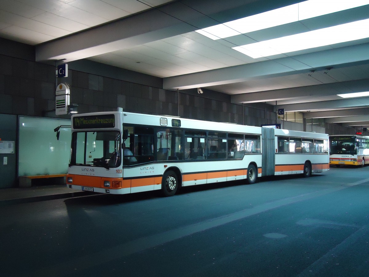 (128'554) - Linz Linien - Nr. 103/L 439 FZ - Grf&Stift am 10. August 2010 beim Bahnhof Linz