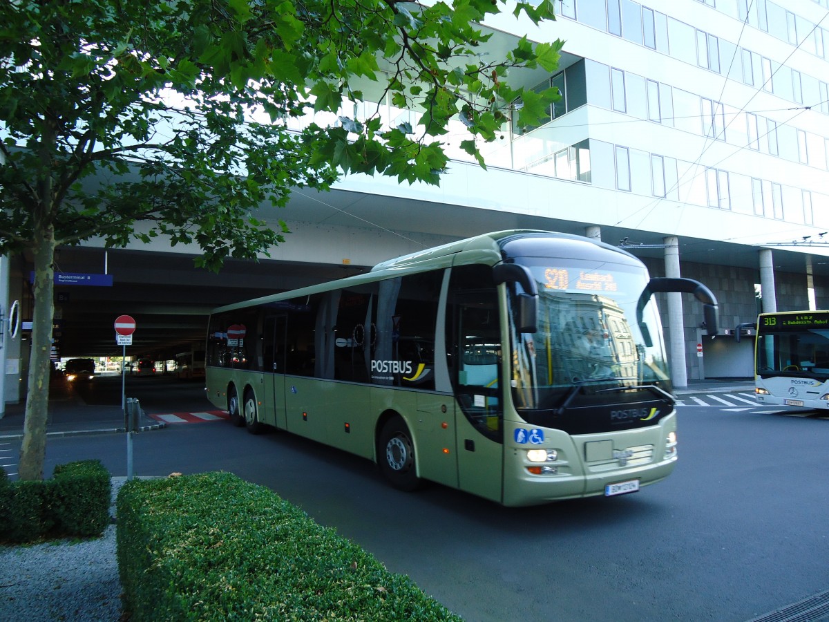 (128'563) - PostBus - BD 12'124 - MAN am 10. August 2010 beim Bahnhof Linz